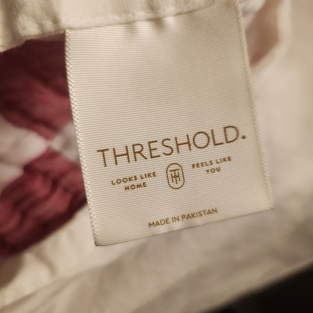 NEW THRESHOLD White/Red Bedding Comforter & 2 SHAMS QUEEN - Picture 4 of 6